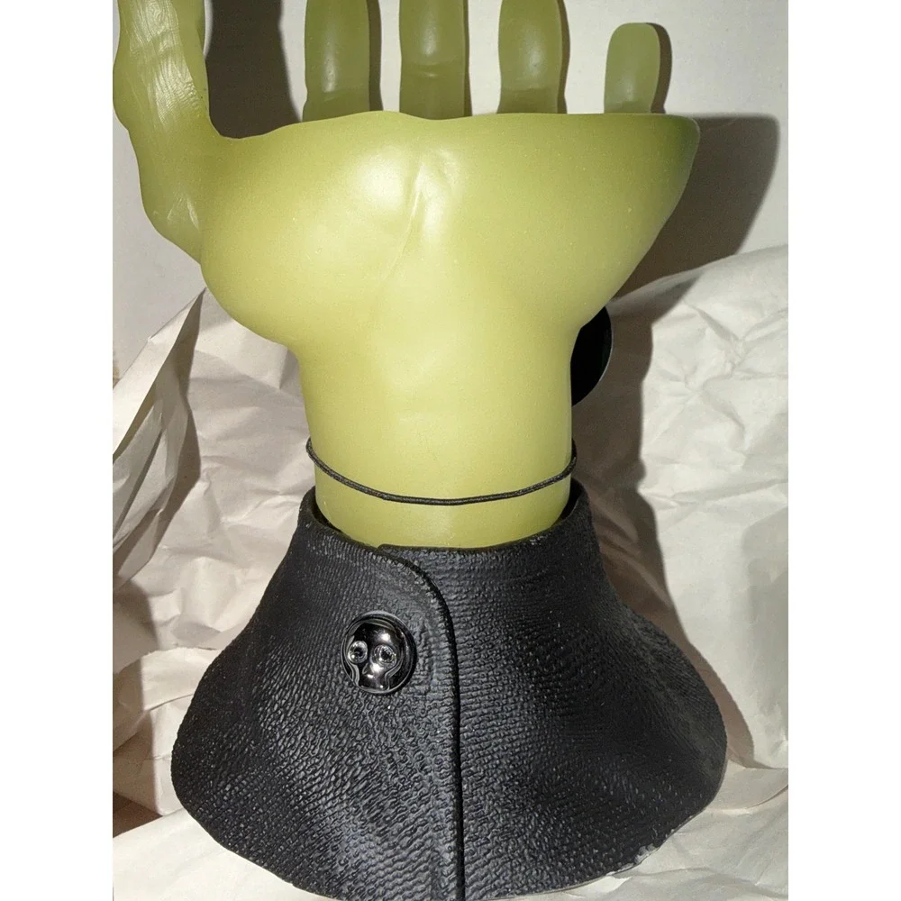 Bath and Body Works Halloween Glow in the‎ Dark Zombie Hand 3-Wick Candle Holder